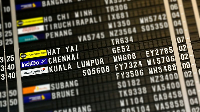 Panneau d'affichage des départs dans un hall d'aéroport
