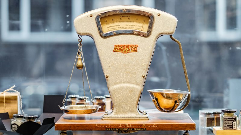 Balance de cuisine ancienne en laiton et bois