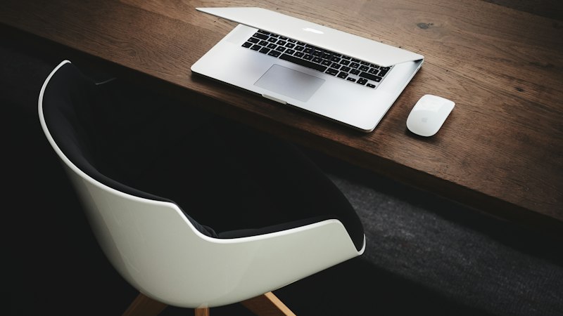 Poste de travail vide sur un bureau en bois sombre